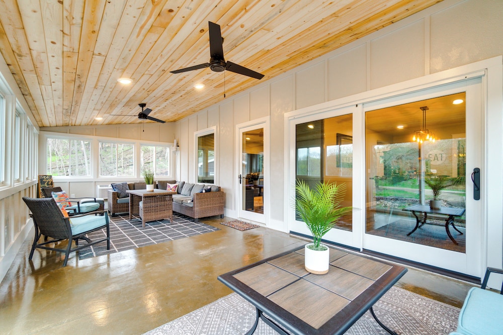 Scenic Yankton Retreat w/ Fire Pit: 1 Mi to Lake!