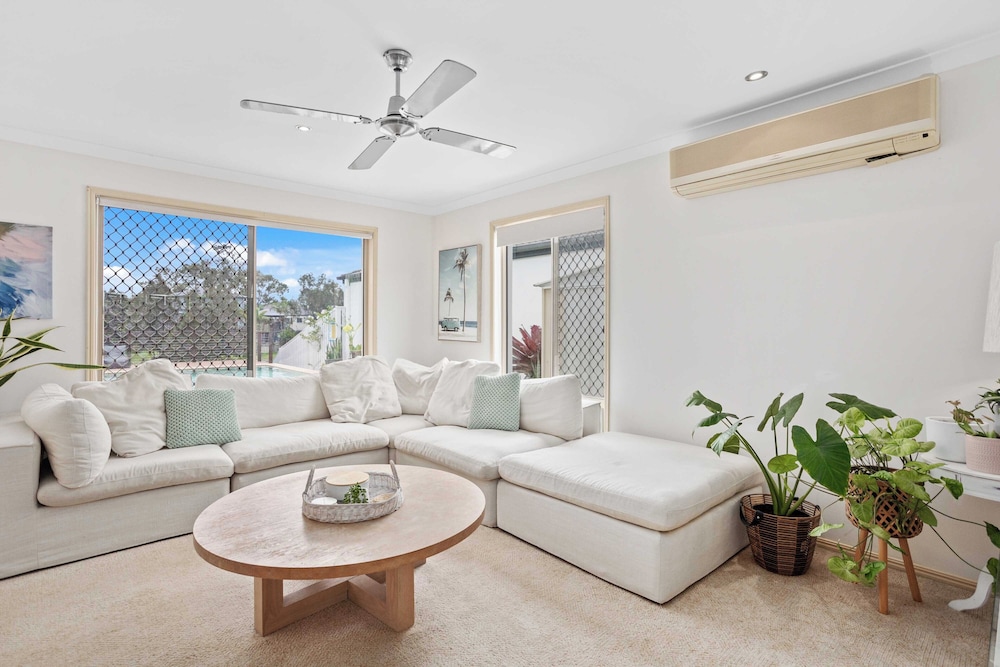 Waterfront Canal Escape in Burleigh
