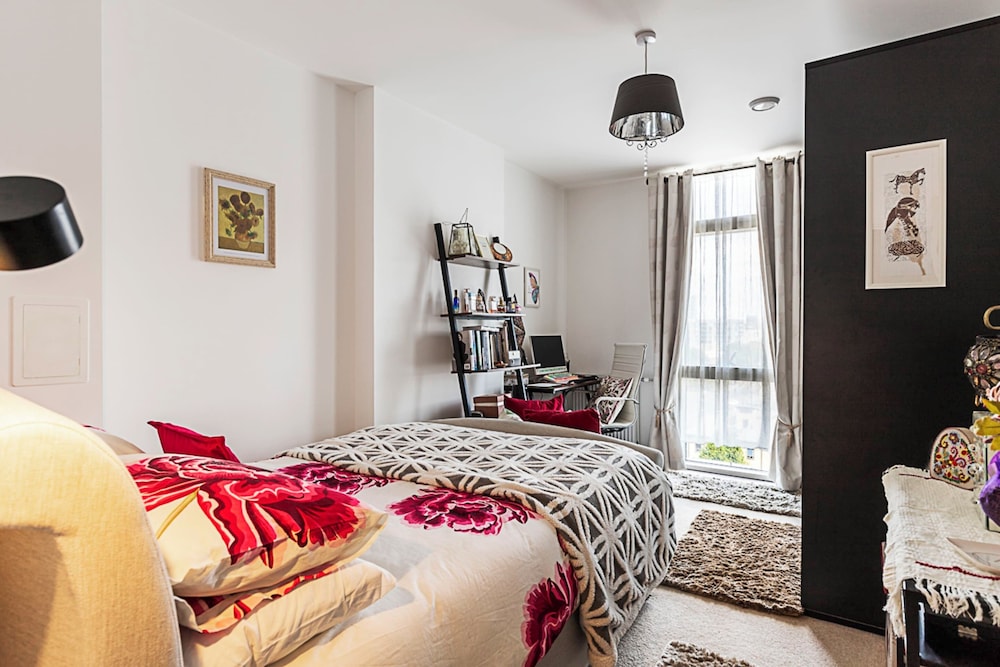 Stylish Canary Wharf Retreat For 2