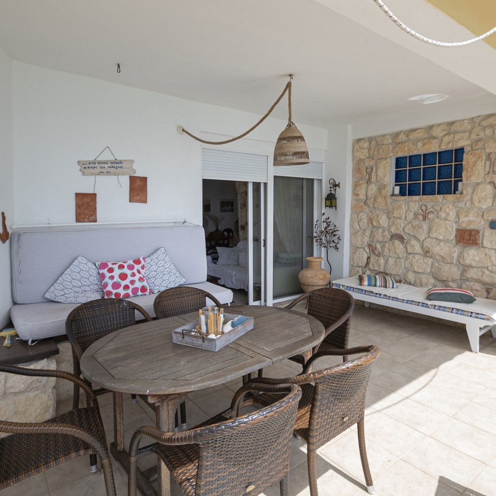 Poseidon Seafront Apartment by Rentalspro