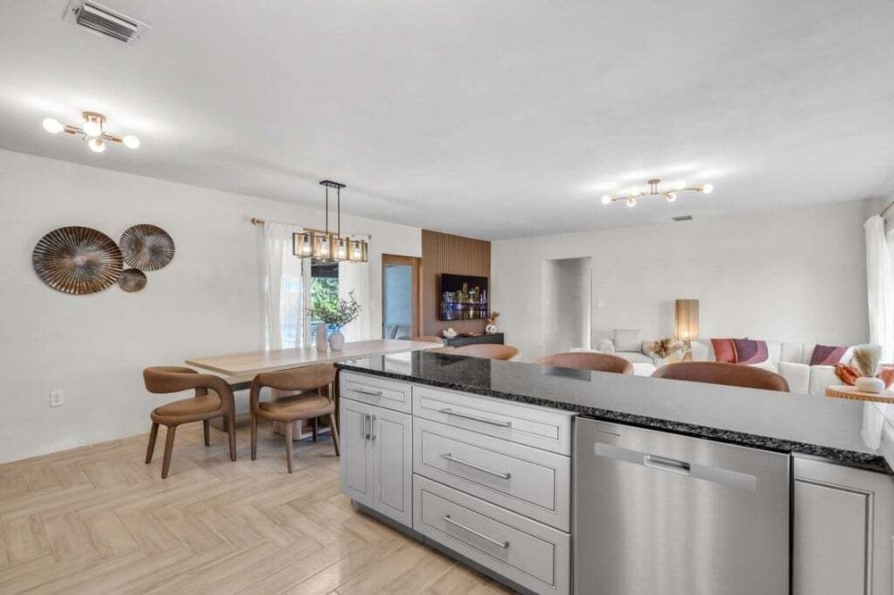 4br Biscayne River Home: Pool & Pickleball Fun 4 Bedroom Home