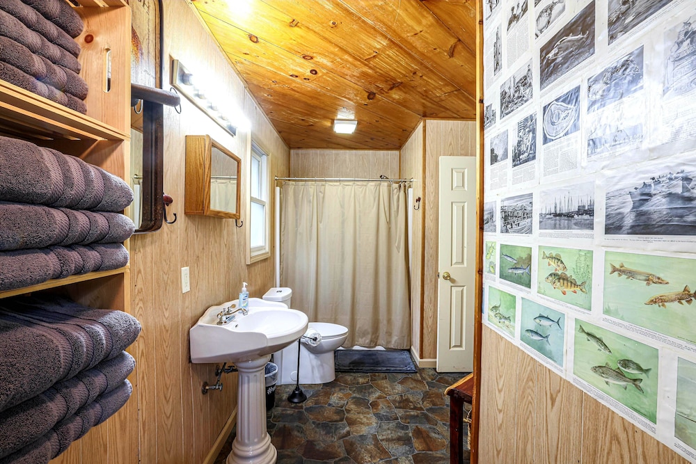 Bear Creek Lodge and Cabins in Helen Ga - Pet Friendly, River on Property, Walking Distance to downtown Helen