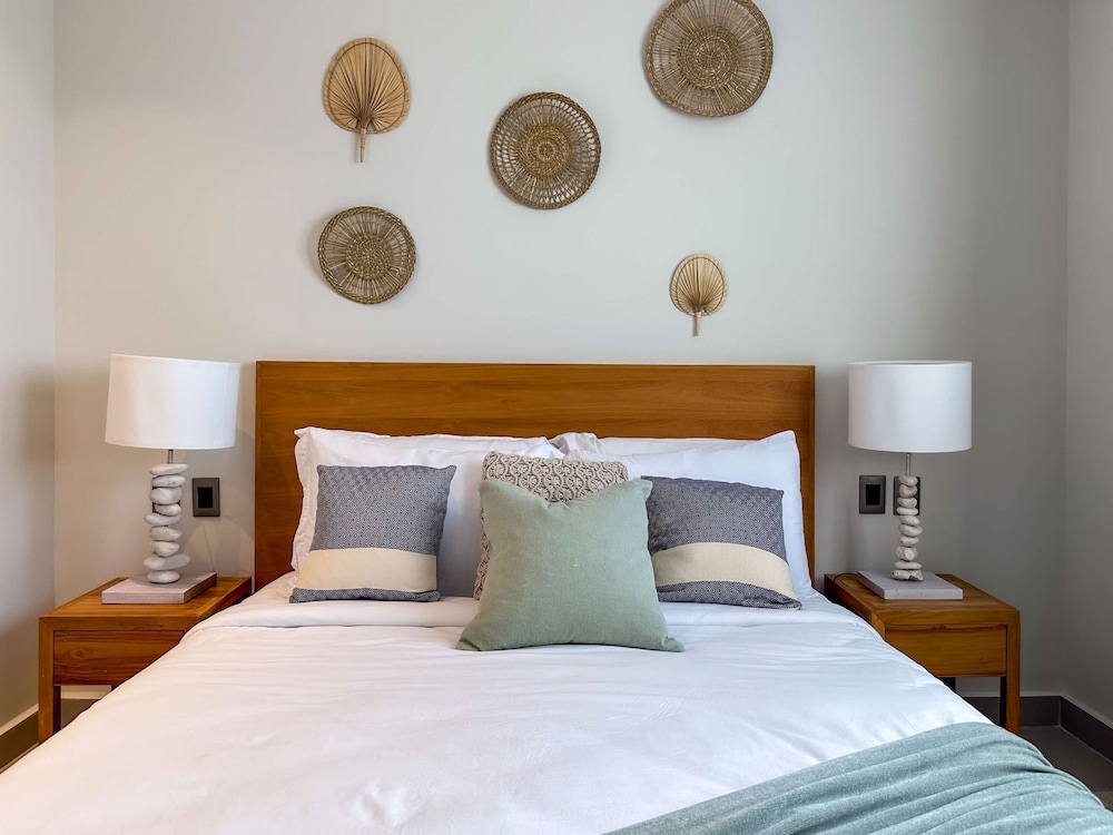4 Bedroom Beach Penthouse w Private Rooftop