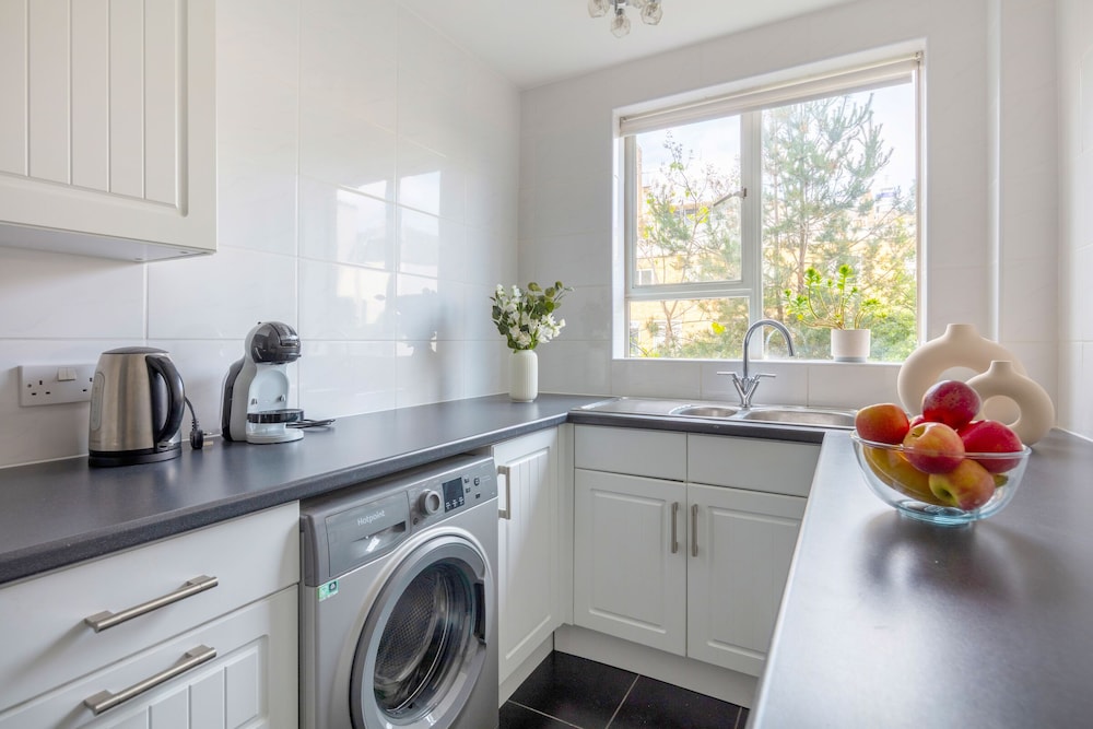 Elegant & Airy 2BR near Regents Park