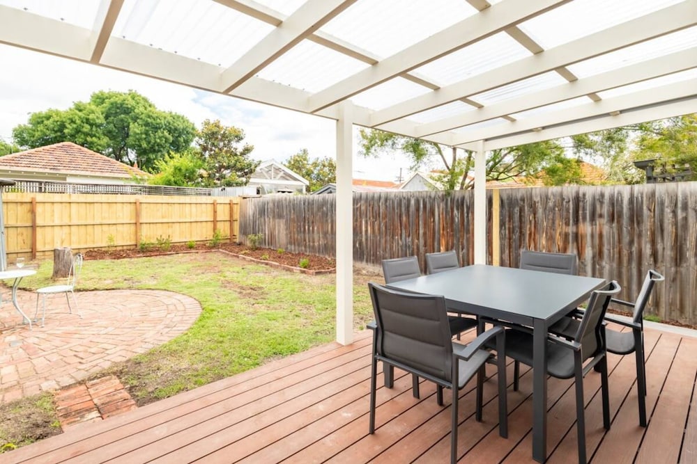 Elegant 2 Bedroom Family House With Backyard in Richmond