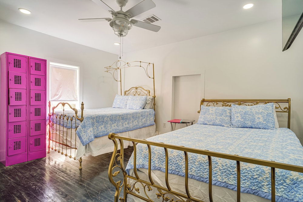 2 Mi to Gator Chateau: Vibrant Home w/ Balcony