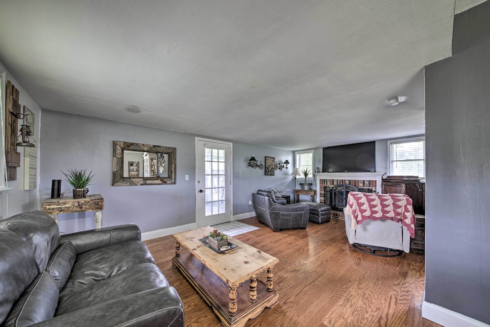 Traditional Country Home in De Soto w/ Yard! - Property Image 10
