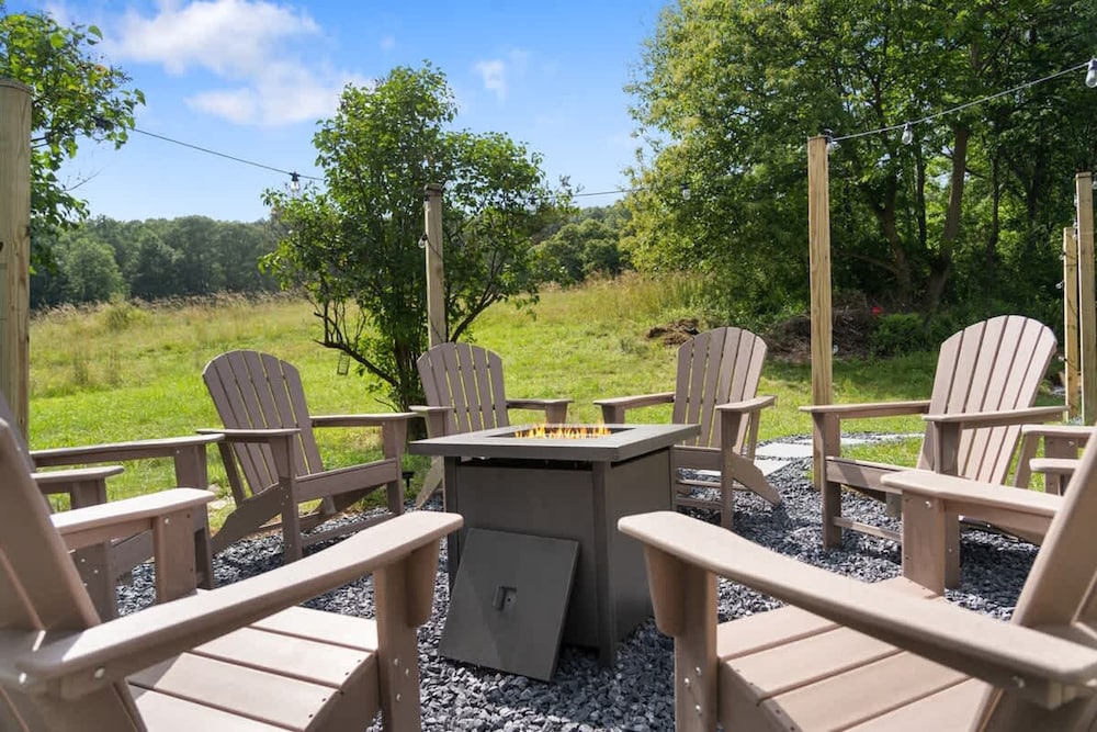 Charming Poconos Retreat w spa Fire pit Deck