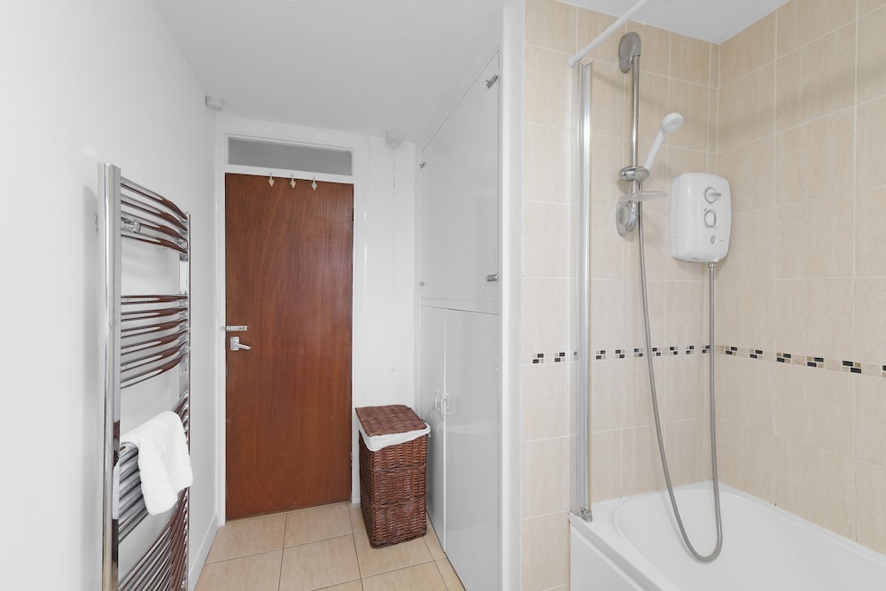 Modern 2 Bedroom Apt in Broadlands Court