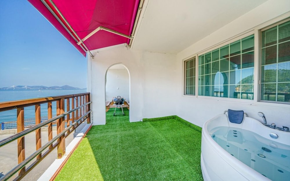 Geojedo Ocean View Dumo Mongdol Pension