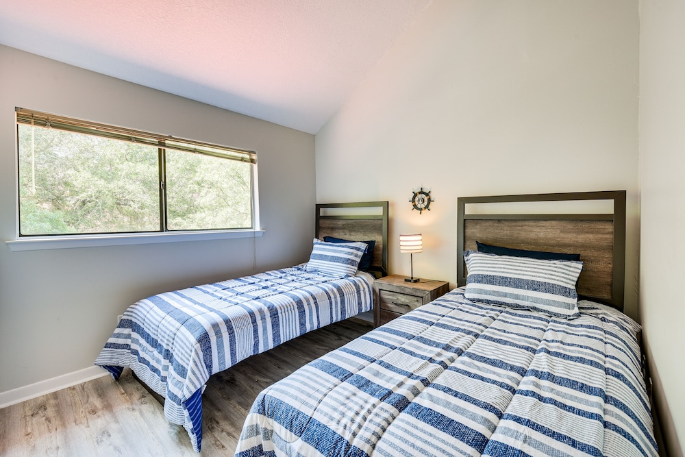 Niceville Retreat w/ Boat Dock, Golf Course & Pool view 3