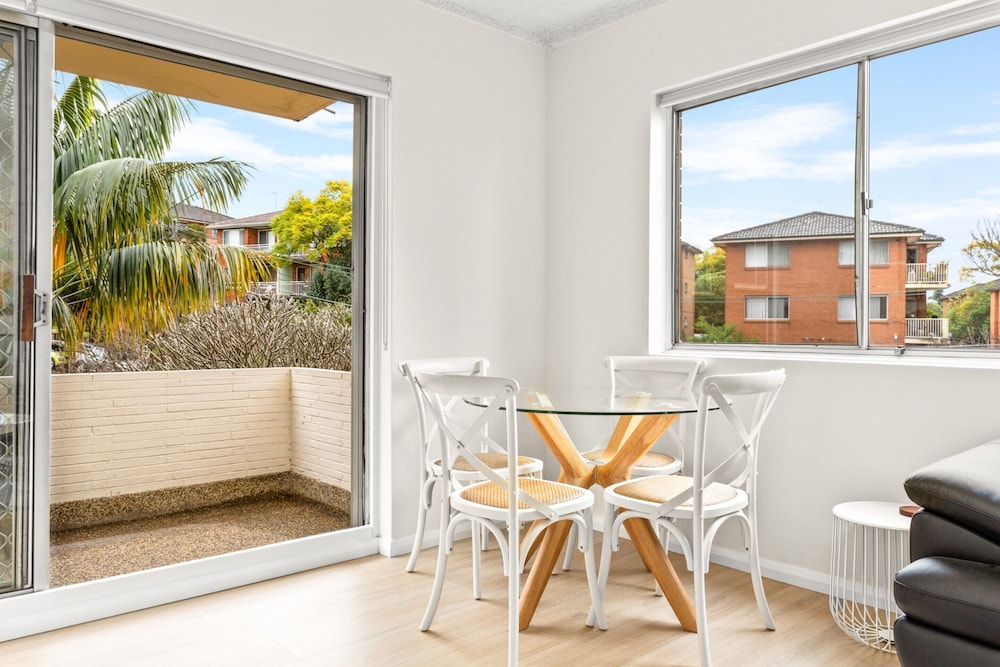 Bright and Convenient Apartment, Close to Shops