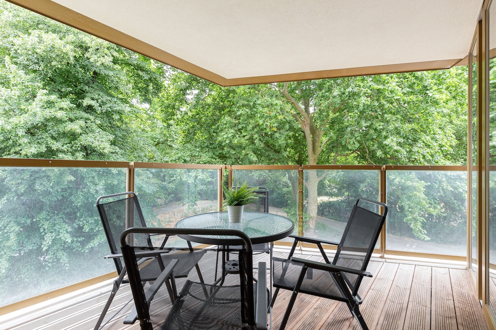 Luminous 2 Bed Balcony Flat in Islington