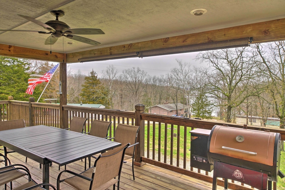 Table Rock Lake House w/ Fire Pit: Steps to Water!