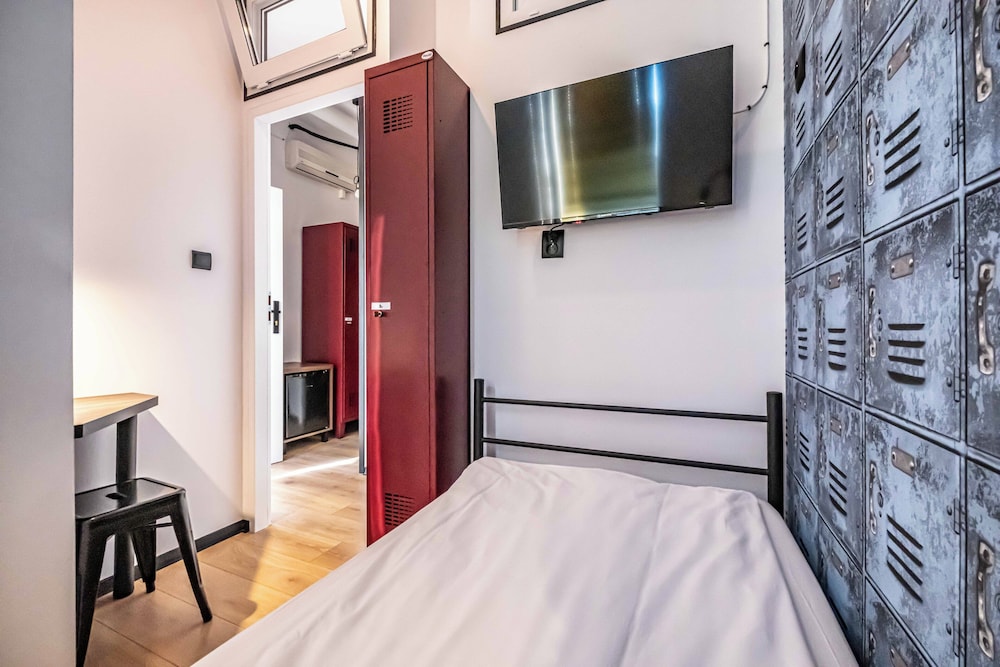 VOLA Hostel