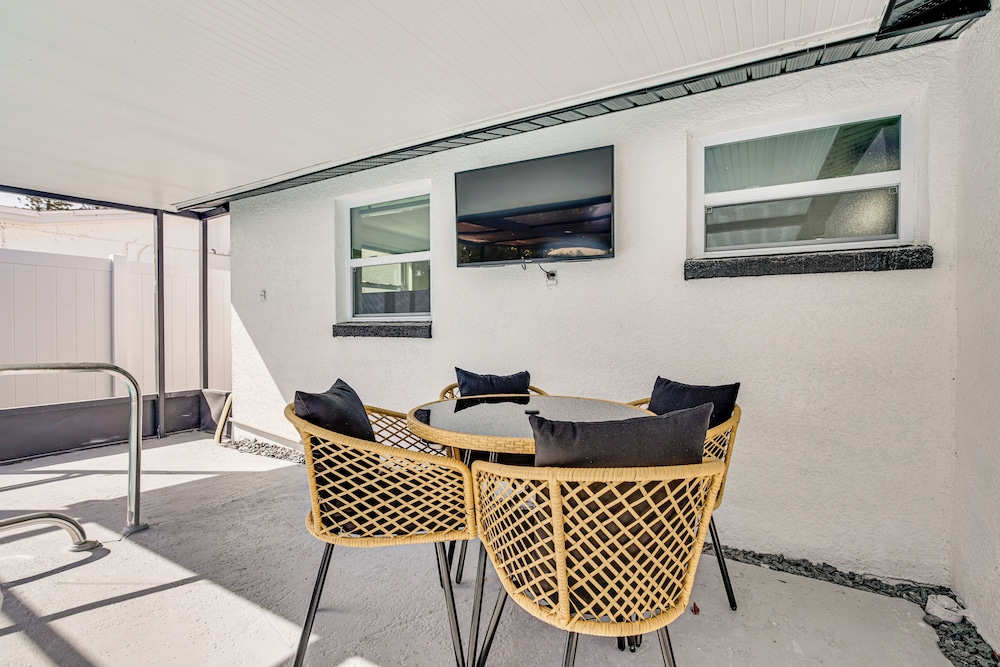 Canal-front Holiday Home Near Beach: Swim & Paddle