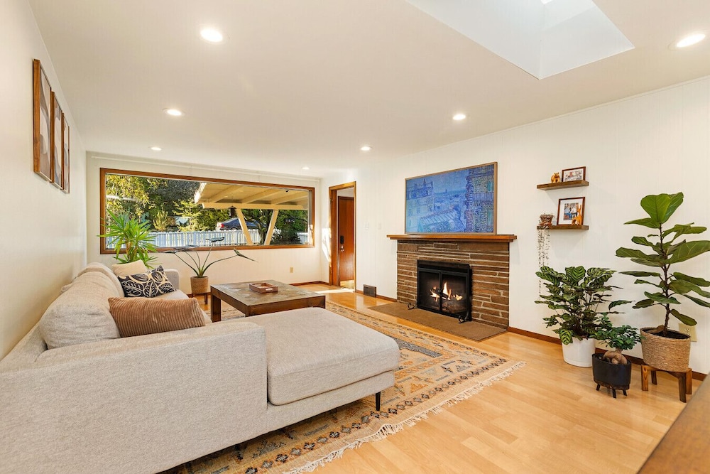 3BR Seattle Home w Spacious Yard Near Northgate
