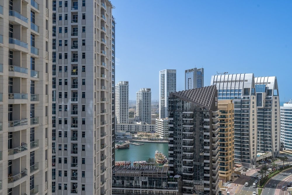 Refined 1BR Retreat in The Point Tower - Marina