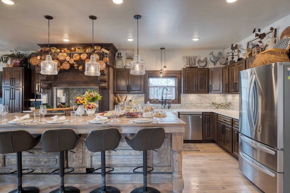Winterhaven Estate by Avantstay Sleeps 19 Guests Mountain Compound w/ Views, Firepit, Hot Tub