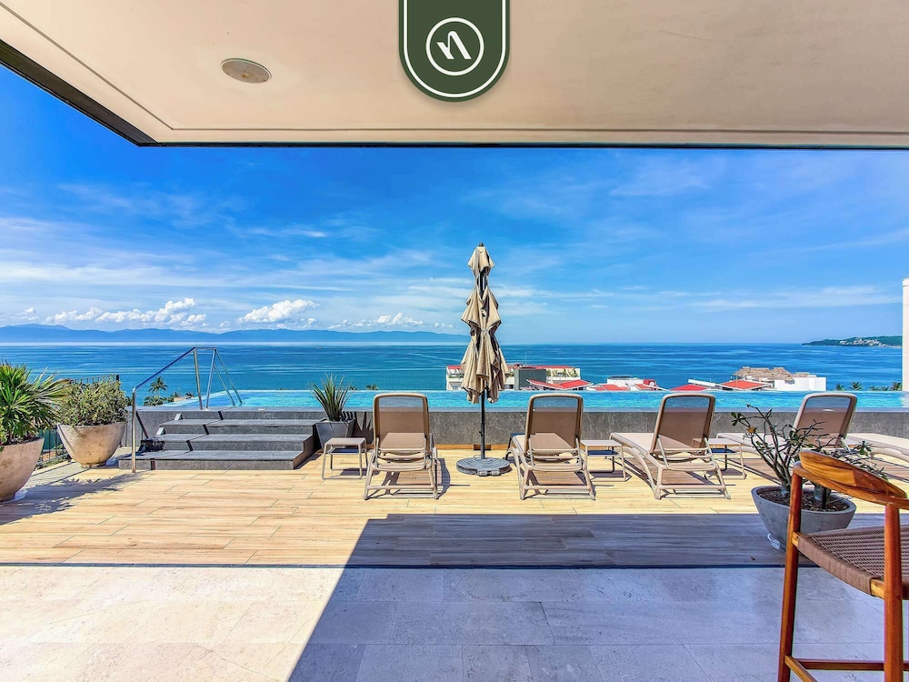 Centric 2BR Condo- Balcony - Rooftop Pool