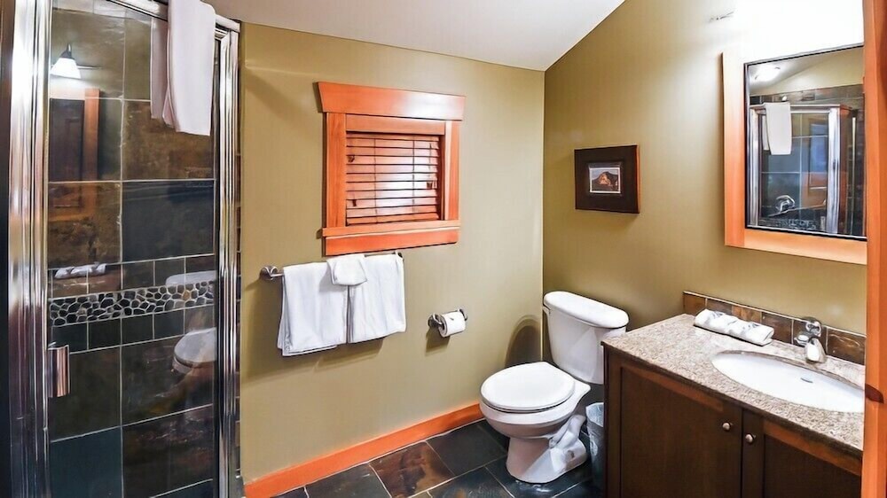 Pinnacle Ridge Chalets by Fernie Lodging