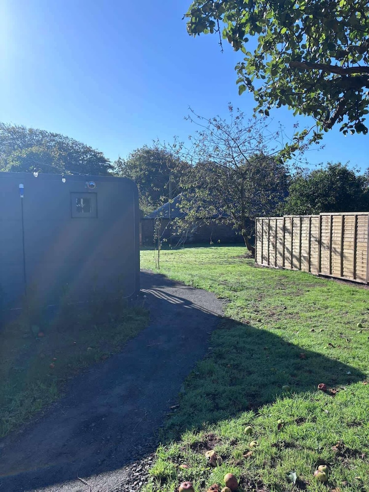 Glamping Pod With Hot Tub in Orchard