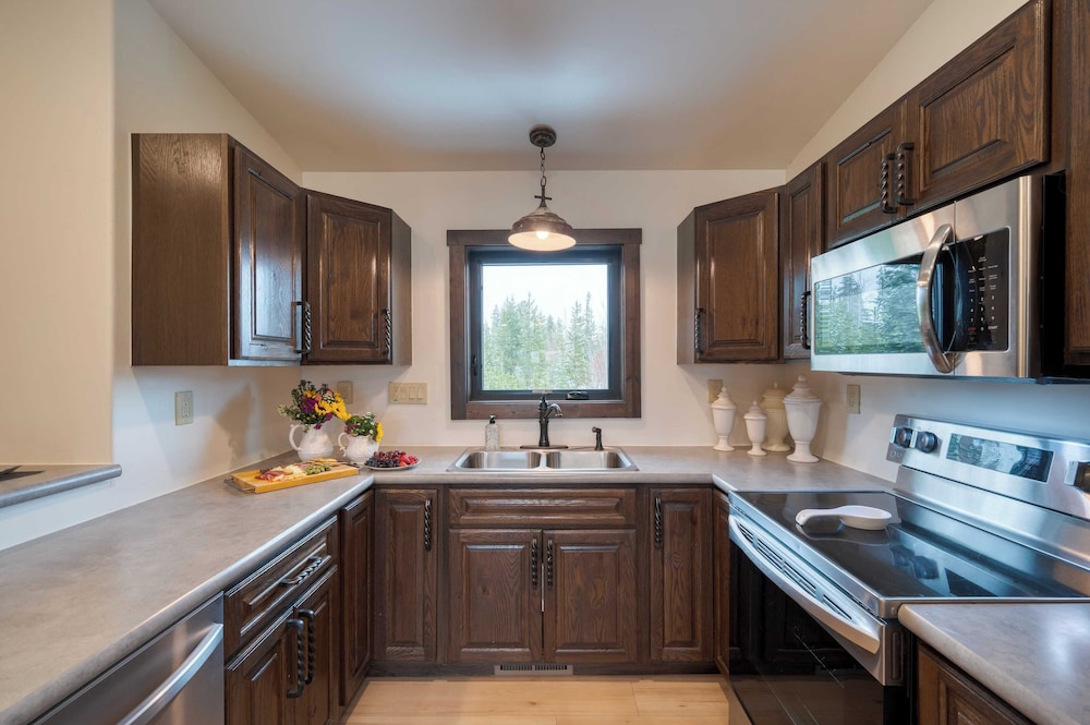 Winterhaven Estate by Avantstay Sleeps 19 Guests Mountain Compound w/ Views, Firepit, Hot Tub