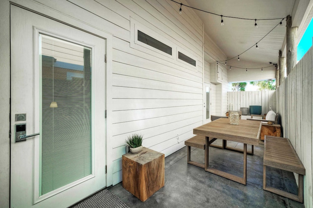Sleeps 18 2 Beach Homes w/ 2 Pools, Playground, Covered Patios Pirates Bay