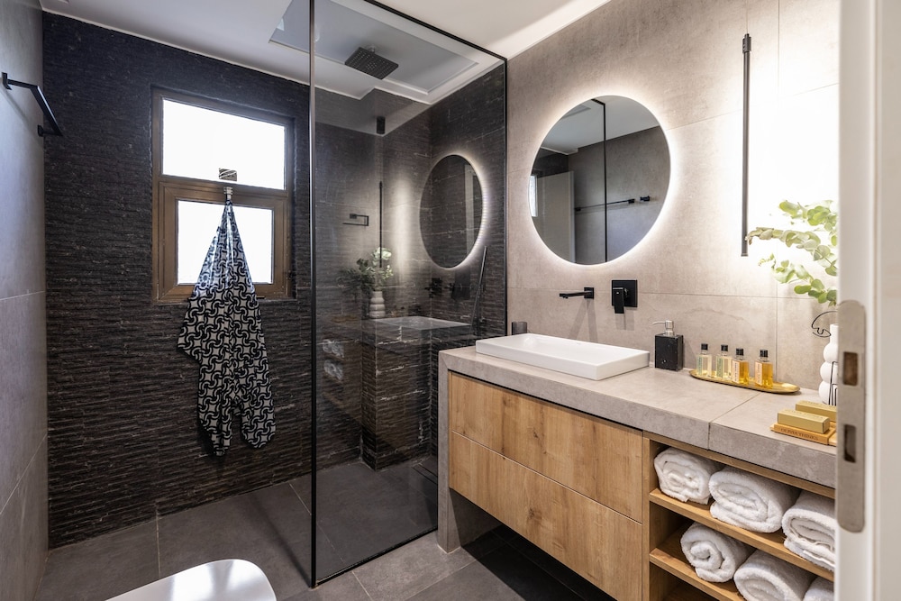 Spacious 3-bedroom Getaway With Balcony in Glyfada