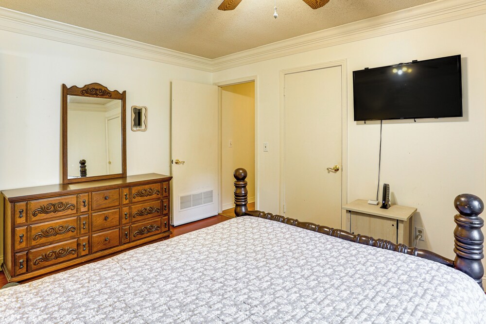 Walk to Dtwn & Freed-hardeman: Home w/ Fenced Yard