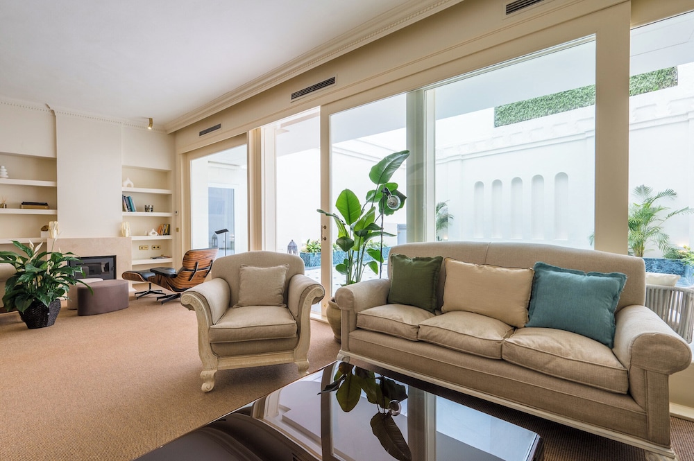 Luxurious Apartment with Patio and Pool
