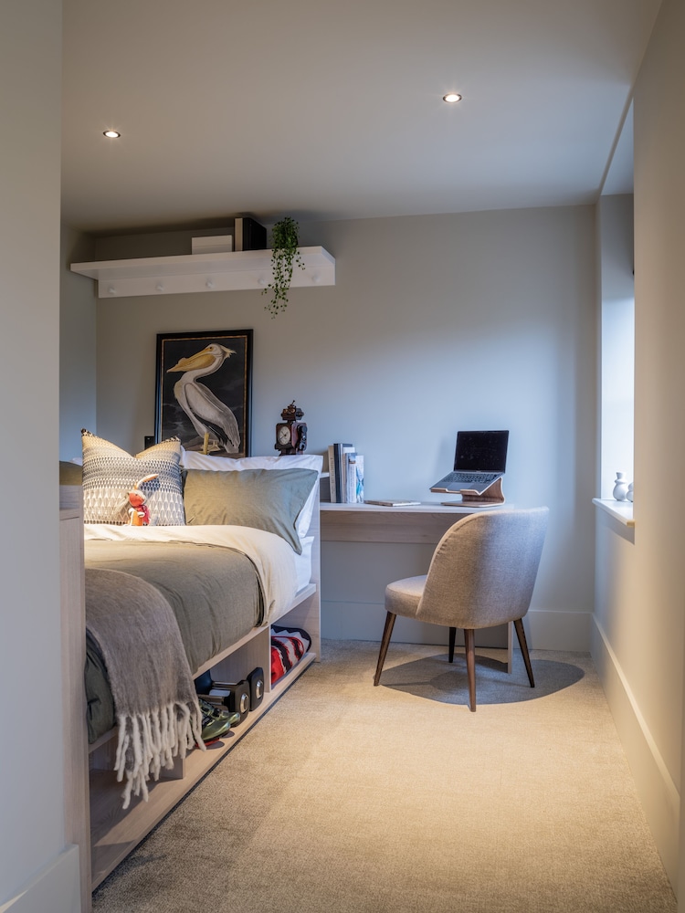 Stylish Studios SOUTHFIELDS STATION