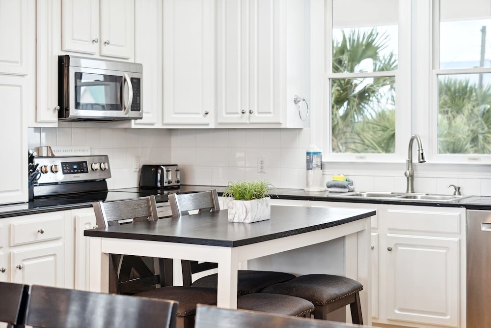 Oceanfront w Pool Panoramic Deck Views 5bdr Folly Ocean Breeze by Avantstay