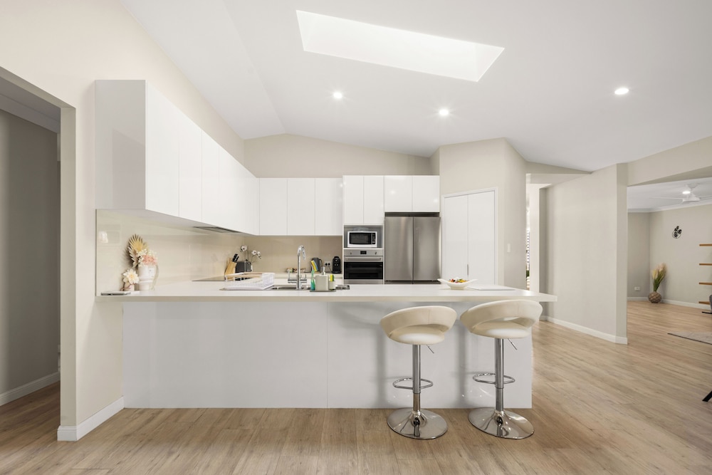 Spacious Family Home Wifi and Salt Pool
