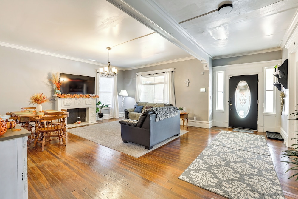< 1 Mi to Youngstown State: Historic Home w/ Porch