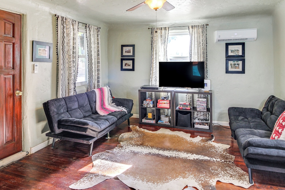 3 Mi to Old Town, Fenced Yard: ABQ Abode!