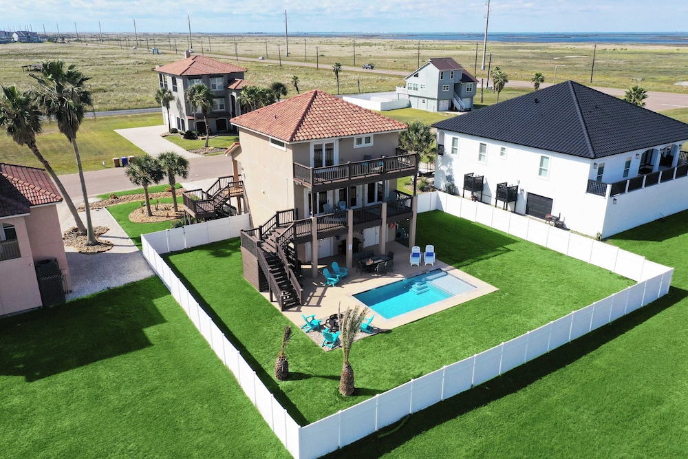 2 Homes, Sleeps 22 Steps to the Beach, Private Pool, Fire Pit, Balcony Views