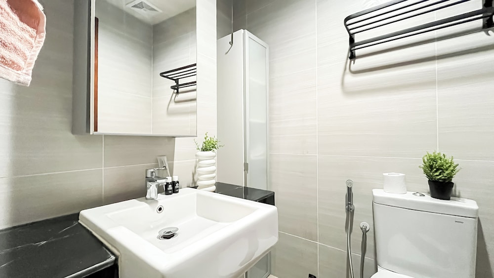 Urban Minimalist Studio At West Vista Apartment