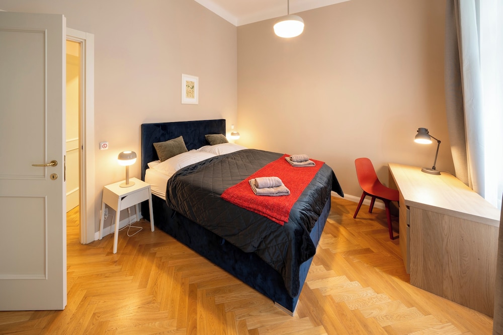 1 Bed Flat - Sleeps 5 - Parking - Wifi