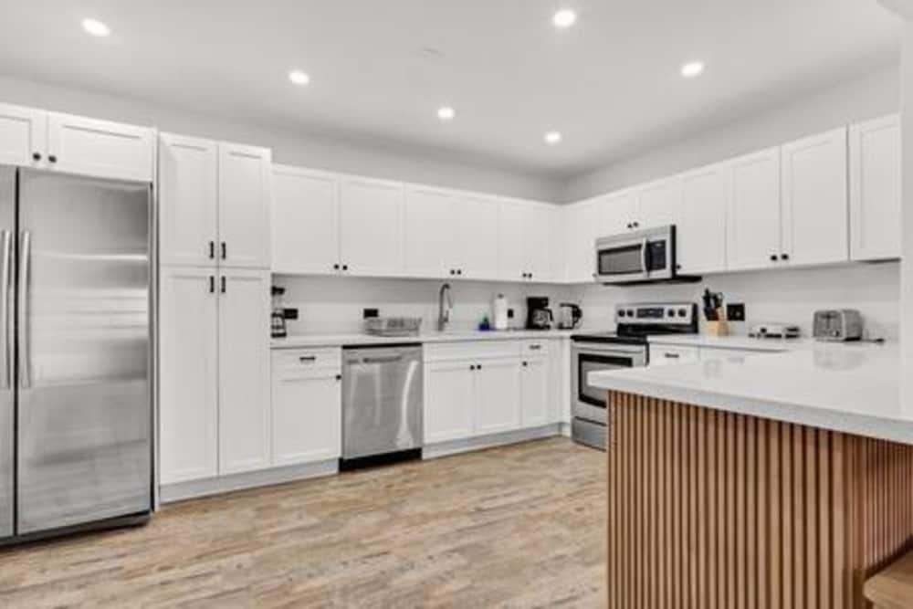 1720 Wa Kee 2A Luxurious 4BR 3BA Retreat in Coconut Grove w Pool