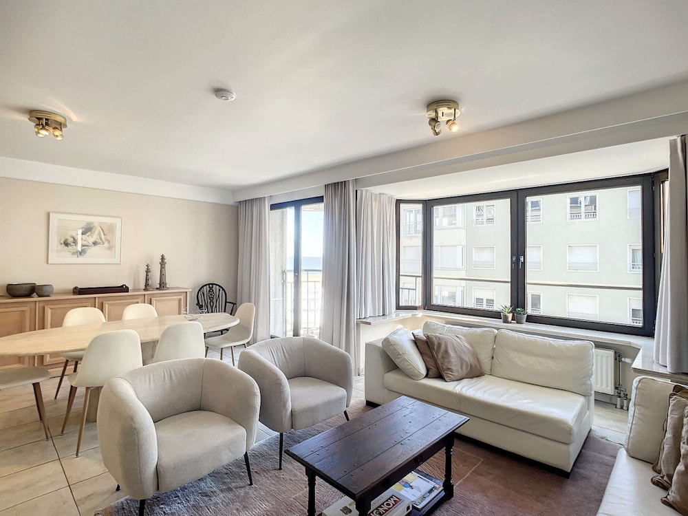 Apartment Near Albert Beach With Terrace