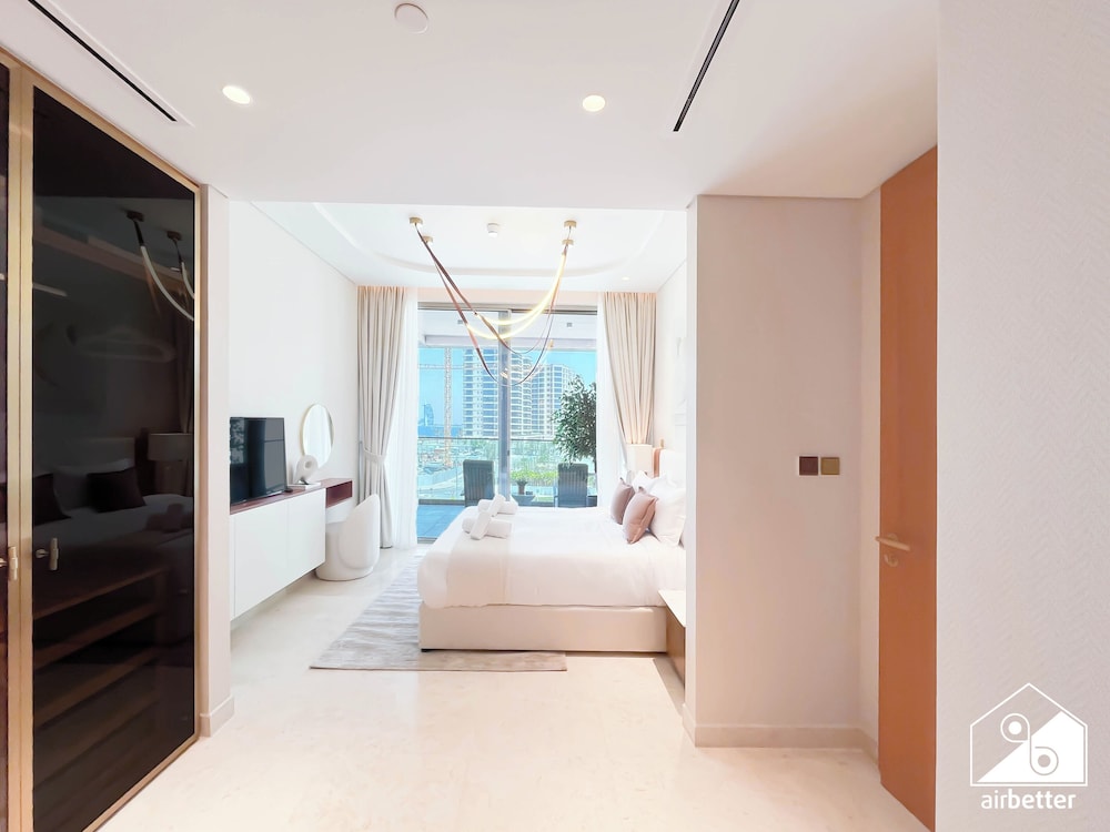 Luxury Beachfront 1BR on Palm Jumeirah & Balcony