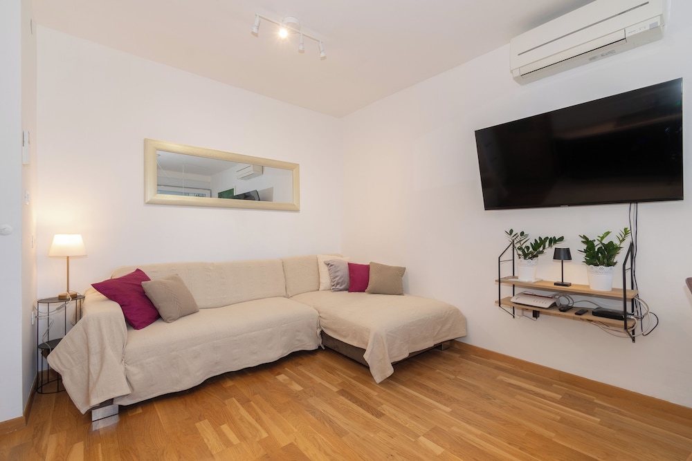 Zozo, Modern Two-Bedroom Suite