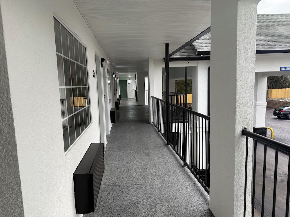 Magnolia Bay Hotel & Suites