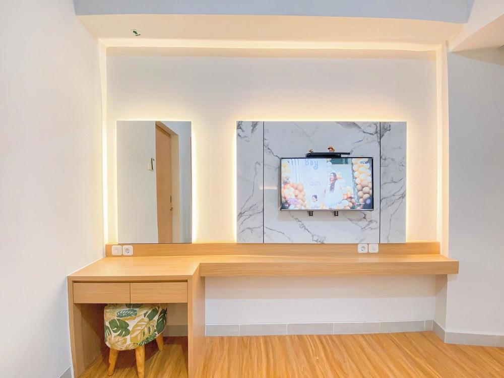 Cozy And Enjoy Living Studio At The Alton Apartment