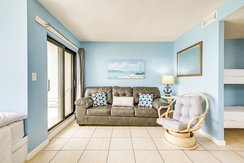 Shore & Pool Access: Resort Condo in Myrtle Beach!