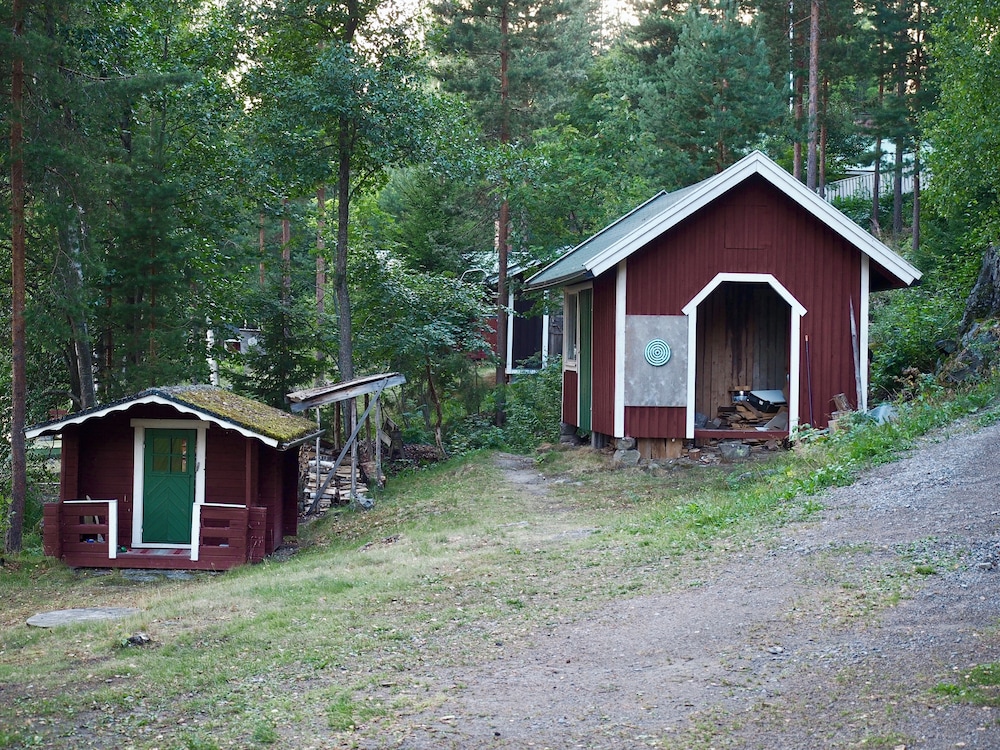 Cozy 4BR Lakeside Cottage with Sauna