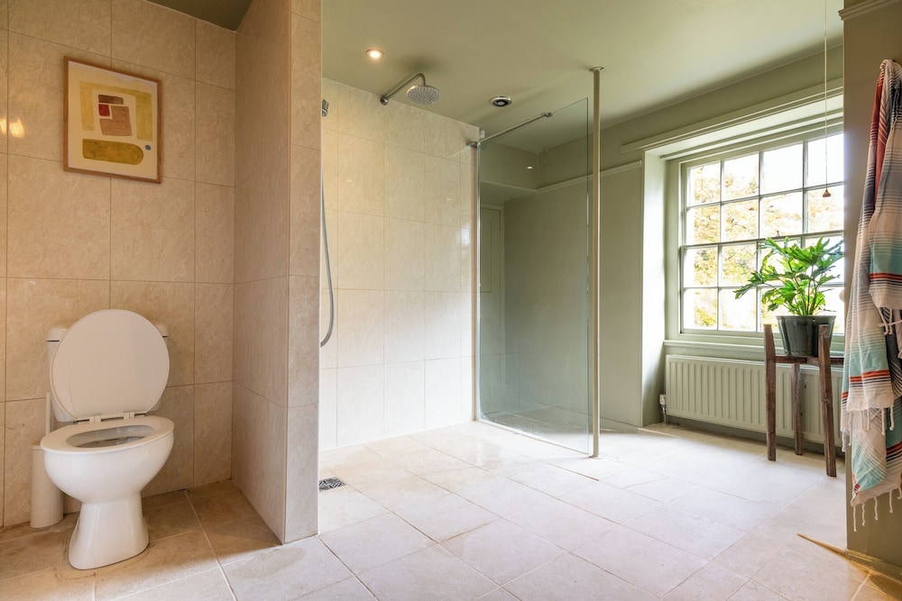Stunning 8-Bedroom Home in Painswick