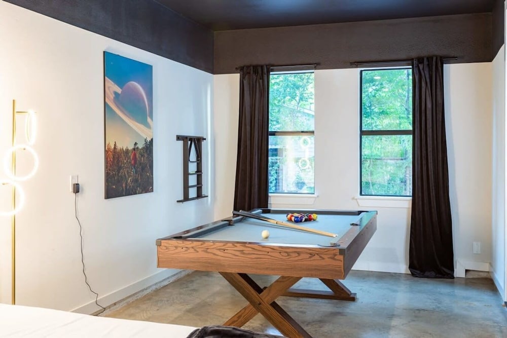 Massive 10br Compound6 Min to Downtown Austin