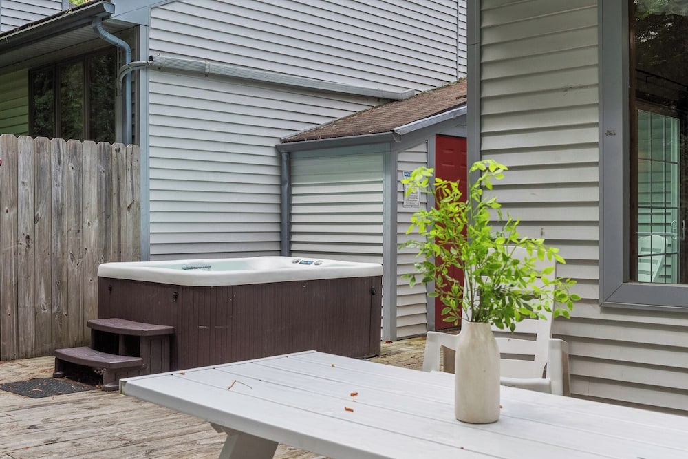 Harmony Ridge by Avantstay Fireplace, Large Deck & Forest Views view 2